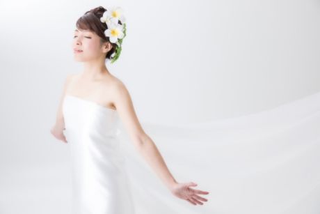 両手を広げる花嫁